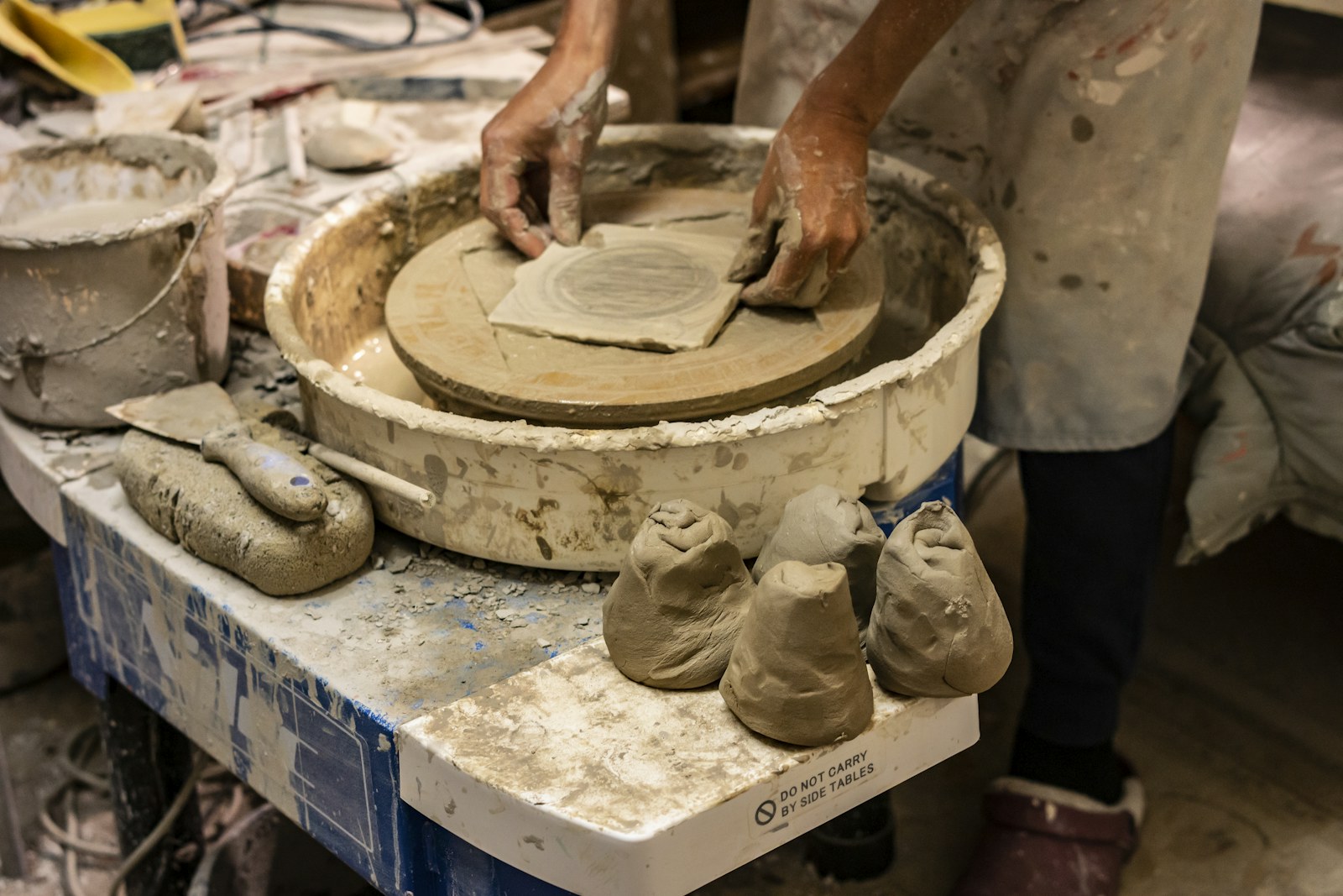 陶藝工作者在工作室整理陶土作品
